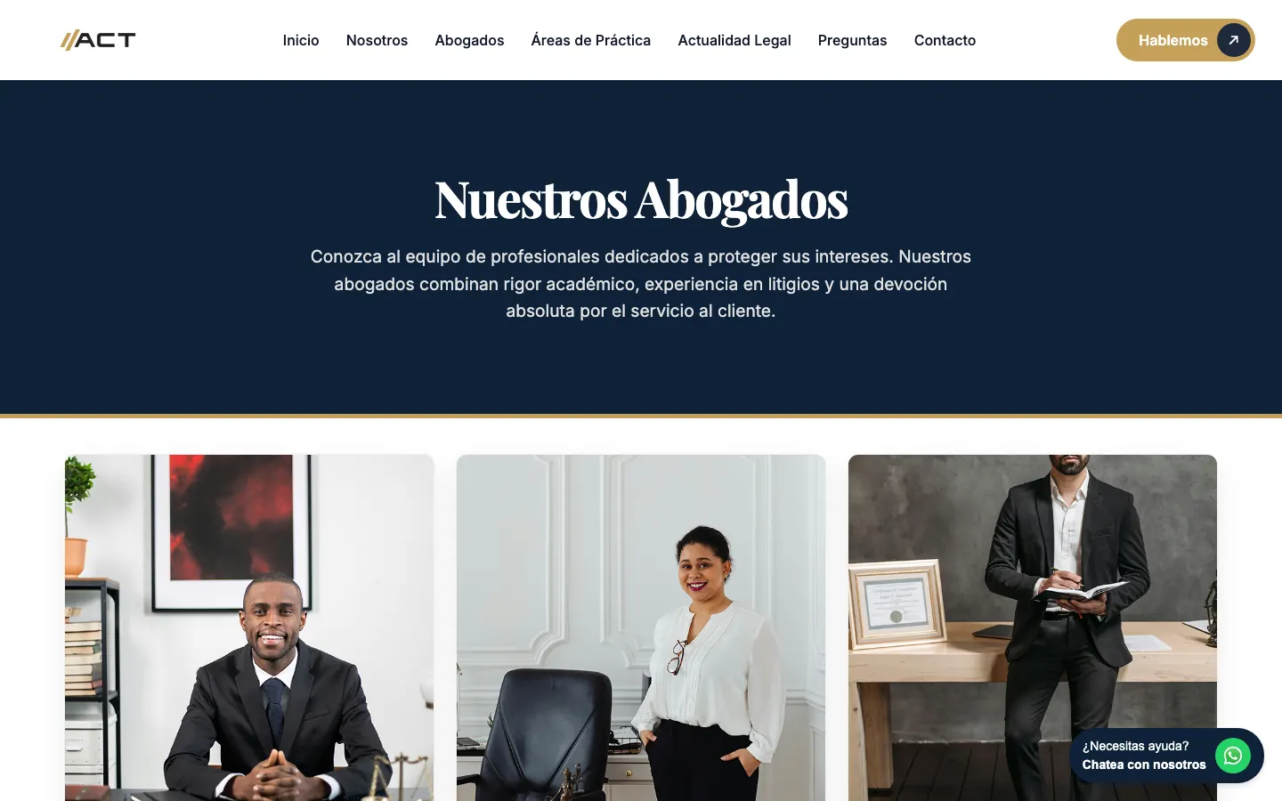 Página del equipo de abogados con fotos en tarjetas
